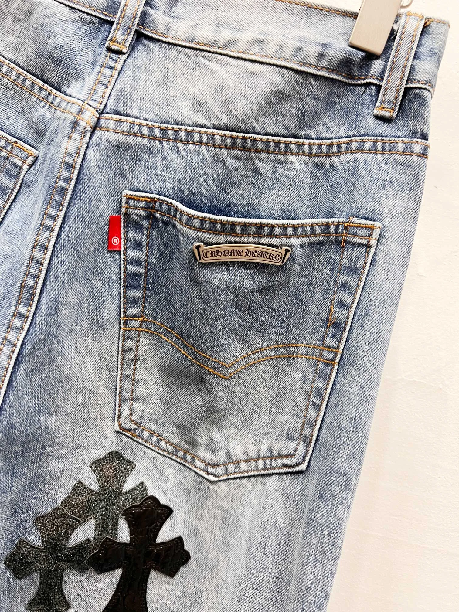 P280 Style No.: (r035) Chrome Hearts & Chrome Hearts Blue Bull Starry Sky Patchwork Leather Cross Jeans - Using starry sky theme patchwork leather elements, mostly presented in the shape of a cross. There is glitter on the surface of the leather, which is dazzling under the light. The unique design has simple and elegant details, exquisite workmanship, the entire trousers are neatly routed, and the details are in place! It’s so cool that both men and women can easily control the genderless trend!  Color: blue Size: S-M-L-XL-XXL